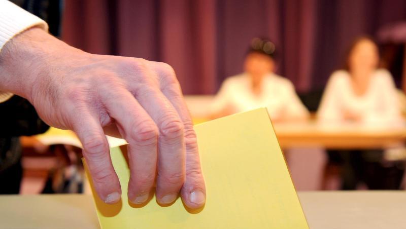 Ein Wahlzettel wird in eine Wahlurne gesteckt. Foto: Bernd Weissbrod/Archiv Ein Wahlzettel wird in eine Wahlurne gesteckt. Foto: Bernd Weissbrod/Archiv