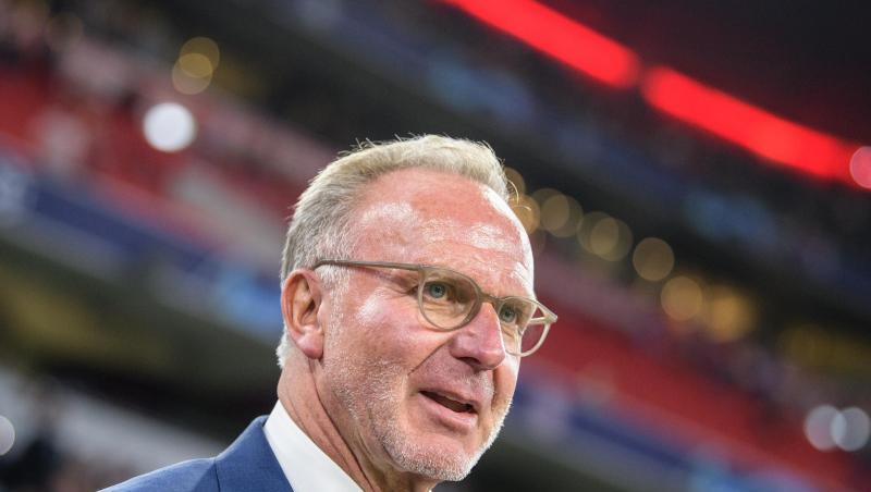 Karl-Heinz Rummenigge steht im Stadion am Spielfeldrand. Foto: Matthias Balk/dpa/Archivbild Karl-Heinz Rummenigge steht im Stadion am Spielfeldrand. Foto: Matthias Balk/dpa/Archivbild