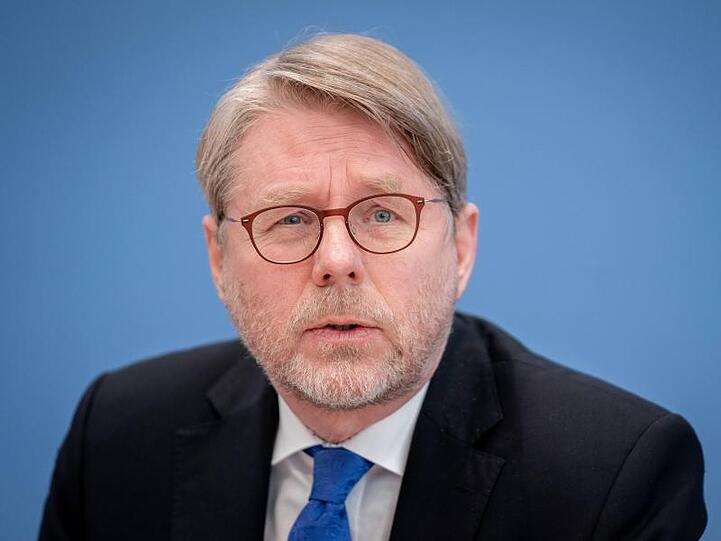 Hans-Eckhard Sommer, Präsident des Bundesamtes für Migration und Flüchtlinge (BAMF), spricht während eines Redebeitrags. Foto: Kay Nietfeld/Archiv