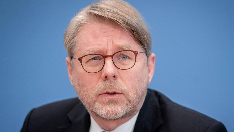 Hans-Eckhard Sommer, Präsident des Bundesamtes für Migration und Flüchtlinge (BAMF), spricht während eines Redebeitrags. Foto: Kay Nietfeld/Archiv Hans-Eckhard Sommer, Präsident des Bundesamtes für Migration und Flüchtlinge (BAMF), spricht während eines Redebeitrags. Foto: Kay Nietfeld/Archiv