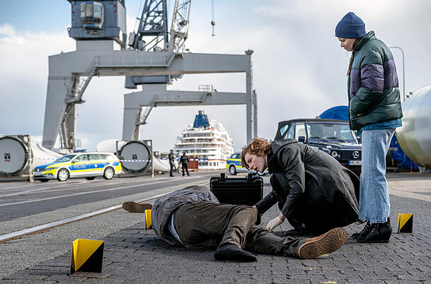 Im Hafen wird die Leiche eines Mannes gefunden. Linda Selb (Luise Wolfram, M.) und Liv Moormann (Jasna Fritzi Bauer, r.) nehmen die Ermittlungen auf. Im Hafen wird die Leiche eines Mannes gefunden. Linda Selb (Luise Wolfram, M.) und Liv Moormann (Jasna Fritzi Bauer, r.) nehmen die Ermittlungen auf.