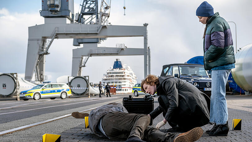 Im Hafen wird die Leiche eines Mannes gefunden. Linda Selb (Luise Wolfram, M.) und Liv Moormann (Jasna Fritzi Bauer, r.) nehmen die Ermittlungen auf. Im Hafen wird die Leiche eines Mannes gefunden. Linda Selb (Luise Wolfram, M.) und Liv Moormann (Jasna Fritzi Bauer, r.) nehmen die Ermittlungen auf.