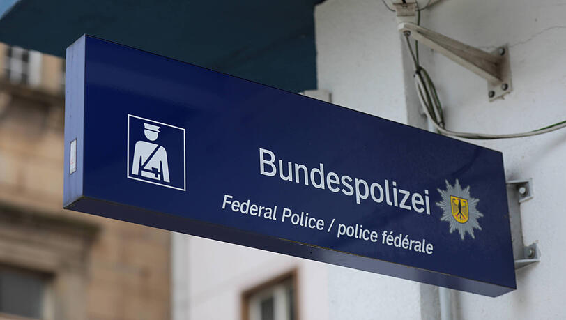 Den sehr aggressiven 24-Jährigen mussten die Beamten gefesselt zur Wache bringen. (Symbolbild)