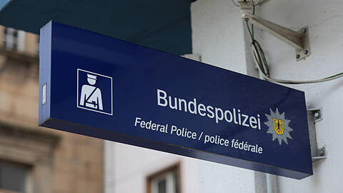 Den sehr aggressiven 24-Jährigen mussten die Beamten gefesselt zur Wache bringen. (Symbolbild)