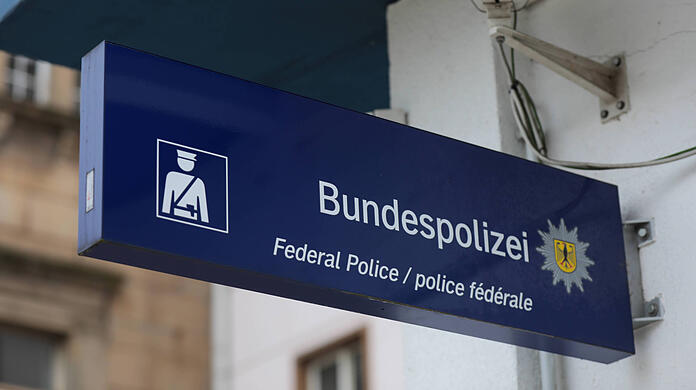 Die Bundespolizei leitete Ermittlungen wegen Widerstandes, exhibitionistischer Handlungen und Verstoßes gegen des Betäubungsmittelgesetz ein. (Symbolbild)