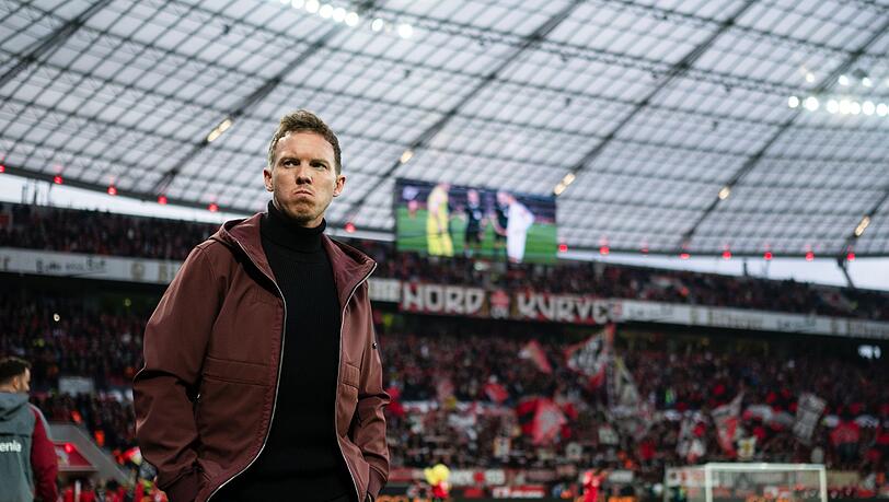 Julian Nagelsmann blickt vor der Partie in die Runde.