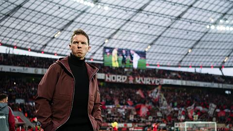 Julian Nagelsmann blickt vor der Partie in die Runde.