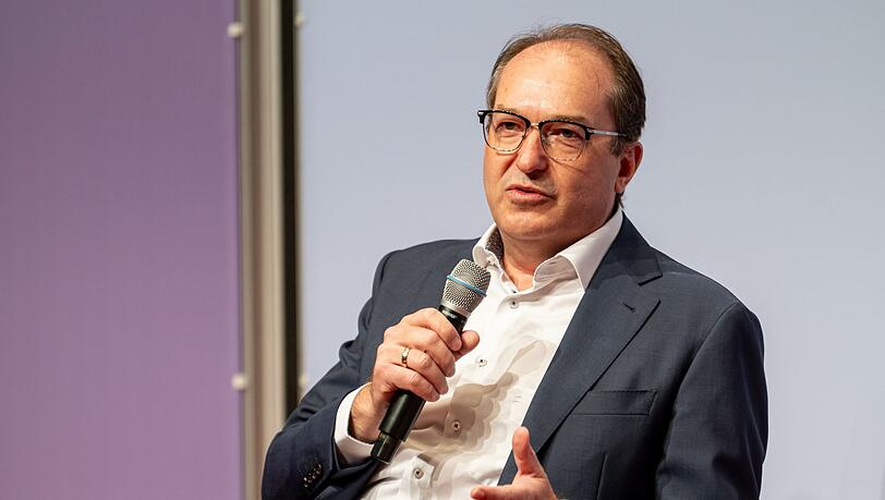 "Ich bin nicht bereit, auf reguläre Aufnahmeverfahren, ich bin nicht bereit, auf Sicherheitsüberprüfungen zu verzichten", sagte Dobrindt.