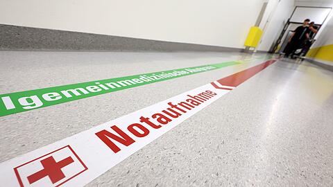 Die finanzielle Lage der Kliniken ist schon lange desolat - der Landkreistag ermuntert sie, sich notfalls rechtlich gegen die Bundesregierung zur Wehr zu setzen. (Symbolbild)
