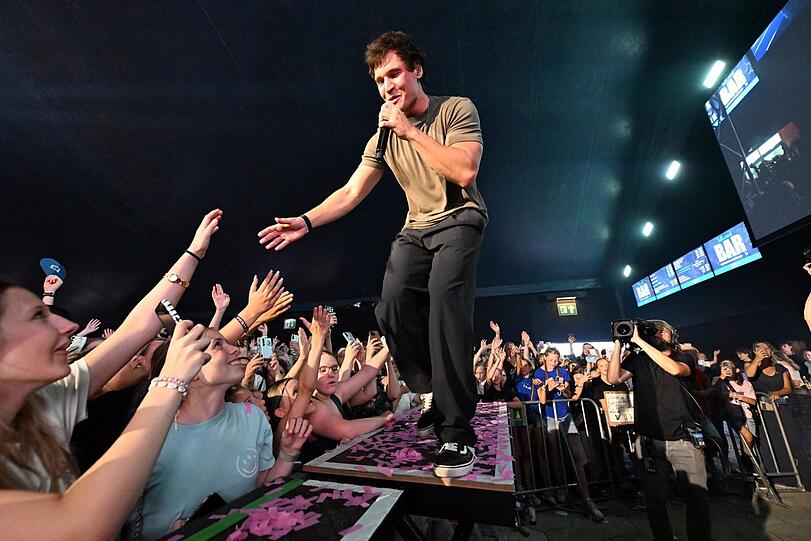 Totale Nähe zu den Fans: Wincent Weiss auf dem Tollwood-Festival. Totale Nähe zu den Fans: Wincent Weiss auf dem Tollwood-Festival.