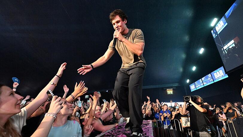 Totale Nähe zu den Fans: Wincent Weiss auf dem Tollwood-Festival. Totale Nähe zu den Fans: Wincent Weiss auf dem Tollwood-Festival.