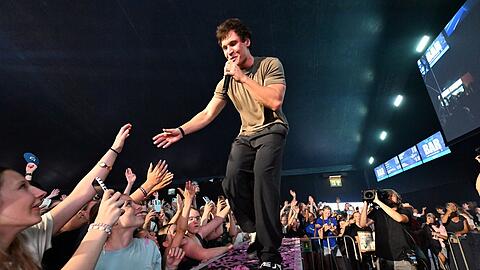 Totale N&auml;he zu den Fans: Wincent Weiss auf dem Tollwood-Festival.