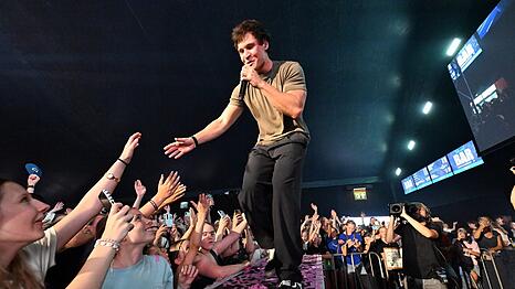 Totale N&auml;he zu den Fans: Wincent Weiss auf dem Tollwood-Festival.