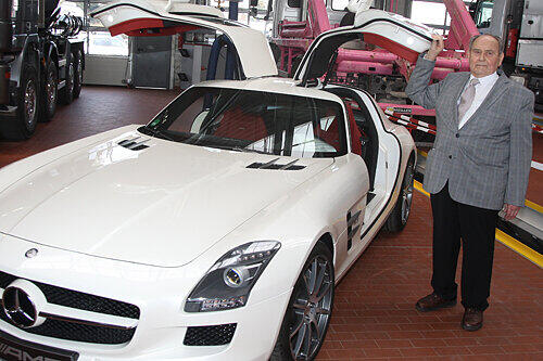 Im Lkw-Servicezentrum wird der nicht gewartet: Jubilar Wilhelm Graf neben einem 571 PS starken Mercedes SL AMG.