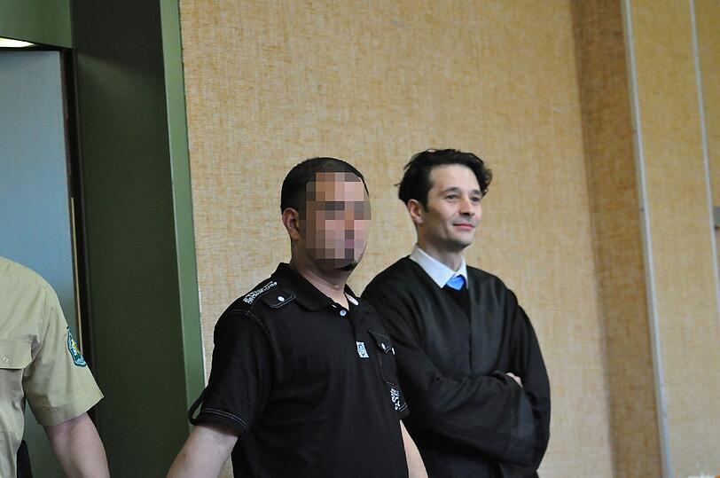 Der angeklagte Ex-Ehemann Deniz D. (34) mit seinem Verteidiger Friedrich Wolf (r.) im Gerichtssaal.