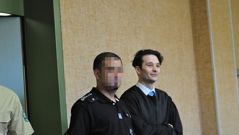 Der angeklagte Ex-Ehemann Deniz D. (34) mit seinem Verteidiger Friedrich Wolf (r.) im Gerichtssaal. Der angeklagte Ex-Ehemann Deniz D. (34) mit seinem Verteidiger Friedrich Wolf (r.) im Gerichtssaal.