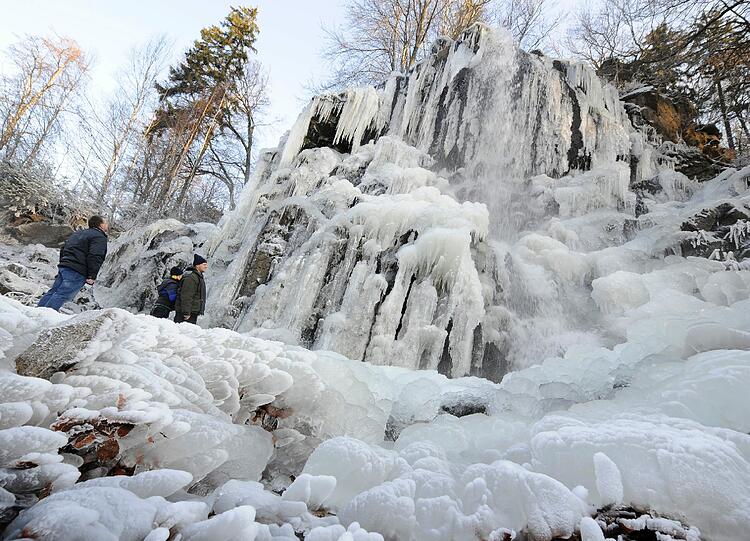 Im Harz fieren selbst die Wasserfälle zu: Vereister Radau-Wasserfall bei Bad Harzburg.