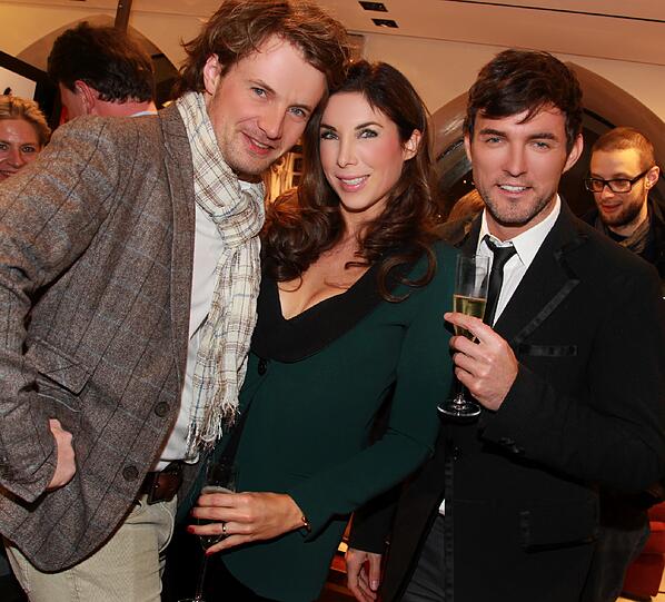 Fotokünstler Michael von Hassel, Moderatorin Alexandra Polzin und Sänger Tobey Wilson.