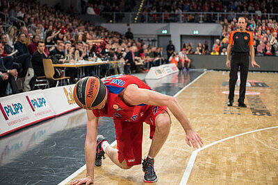 Nicht den Kopf verlieren: Moskaus Vitaly Fridzon beim Spiel zwischen Brose Baskets Bamberg gegen ZSKA Moskau.