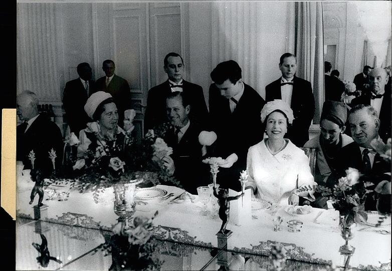 Mittagessen in der Residenz (v. l.): Albrecht Herzog von Bayern, Gertrud Goppel, Prinz Philip, Queen Elizabeth II. und Ministerpräsident Alfons Goppel.