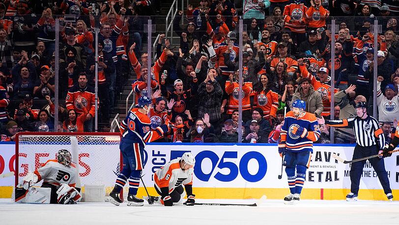 Oilers-Star Leon Draisaitl (r) feiert seinen Treffer gegen die Philadelphia Flyers.