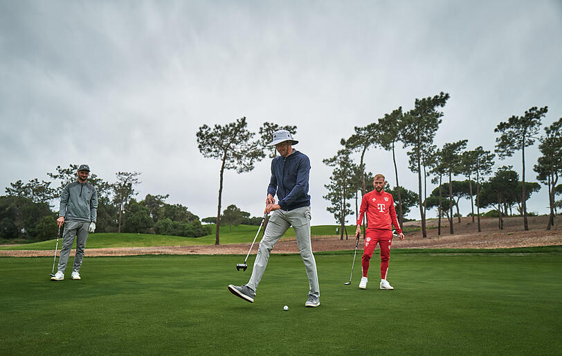 Mit Golf und Paddel-Tennis: Die Bayern-Stars genießen ihren freien Dienstagnachmittag im Trainingslager.