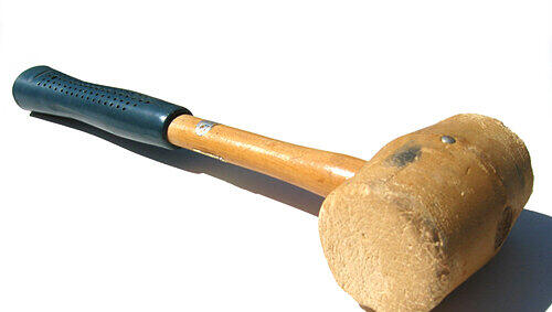 Gabi M. schlief, als ihr Mann ihrem Leben mit einem Hammer ein Ende setzte. Gabi M. schlief, als ihr Mann ihrem Leben mit einem Hammer ein Ende setzte.