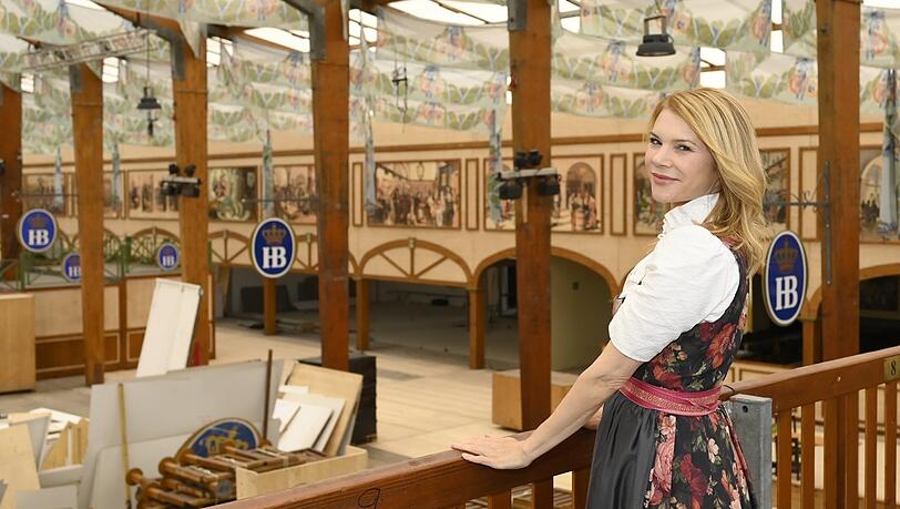 Dahoam is Dahoam"-Star Silke Popp auf der Empore im Hofbräuzelt: Da ist schon noch ganz schön viel zu tun bis zum Ozapft is.