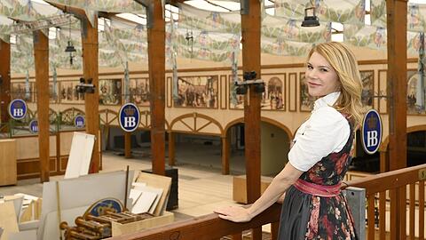 Dahoam is Dahoam"-Star Silke Popp auf der Empore im Hofbräuzelt: Da ist schon noch ganz schön viel zu tun bis zum Ozapft is.