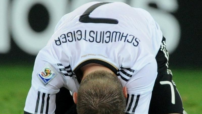 Bastian Schweinsteiger kauert nach dem verlorenen Halbfinale auf dem Rasen. Bastian Schweinsteiger kauert nach dem verlorenen Halbfinale auf dem Rasen.