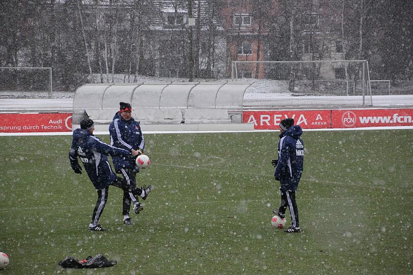 Der Trainerstab hält sich währenddessen mit Balljonglieren auf Temperatur.