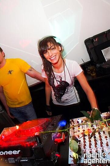 DJane. Jung. Attraktiv. Simina Grigoriu heizte dem Partyvolk am Samstag im Harry Klein ein. Weitere Bilder von dieser Party auf: www.nachtagenten.de