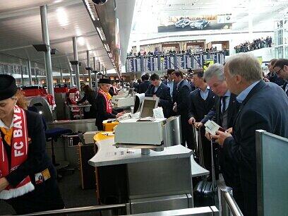 Der FC Bayern vor dem Abflug nach London - Bilder vom Flughafen München