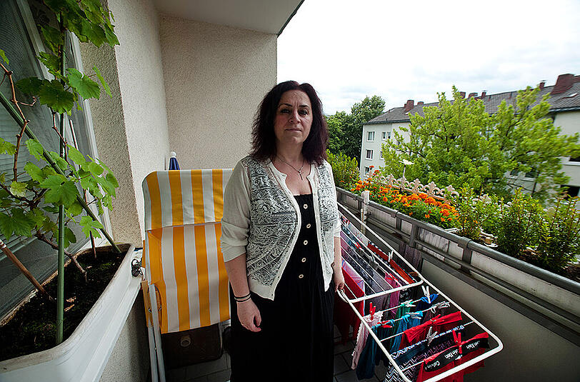Die Modeverkäuferin Polixeni Bakaleri auf dem Balkon ihrer Wohnung in München. Die 47-Jährige verdient als Verkäuferin in Vollzeit bei einer großen Mode-Handelskette 2367 Euro brutto.