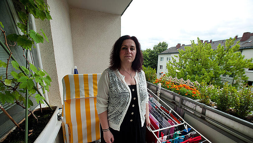 Die Modeverkäuferin Polixeni Bakaleri auf dem Balkon ihrer Wohnung in München. Die 47-Jährige verdient als Verkäuferin in Vollzeit bei einer großen Mode-Handelskette 2367 Euro brutto. Die Modeverkäuferin Polixeni Bakaleri auf dem Balkon ihrer Wohnung in München. Die 47-Jährige verdient als Verkäuferin in Vollzeit bei einer großen Mode-Handelskette 2367 Euro brutto.