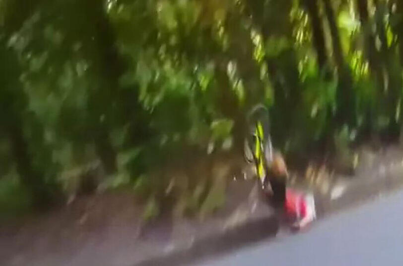 Schock auch beim Radsport: Die Niederländerin Annemiek van Vleuten verliert in einer Kurve die Kontrolle über ihr Rad.