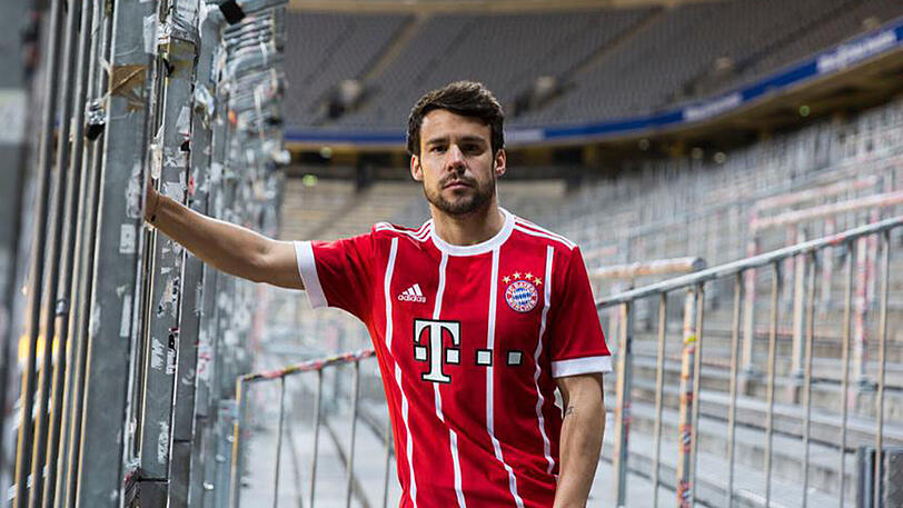 Juan Bernat in der neuen Spielkleidung des FC Bayern.