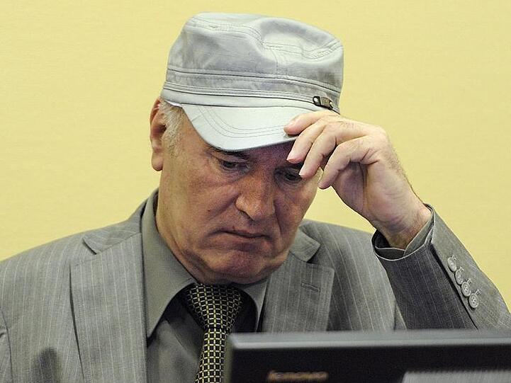 Der ehemalige serbische General Ratko Mladic sitzt im Juni 2011 auf der Anklagebank des UN-Kriegsverbrechertribunals in Den Haag.
