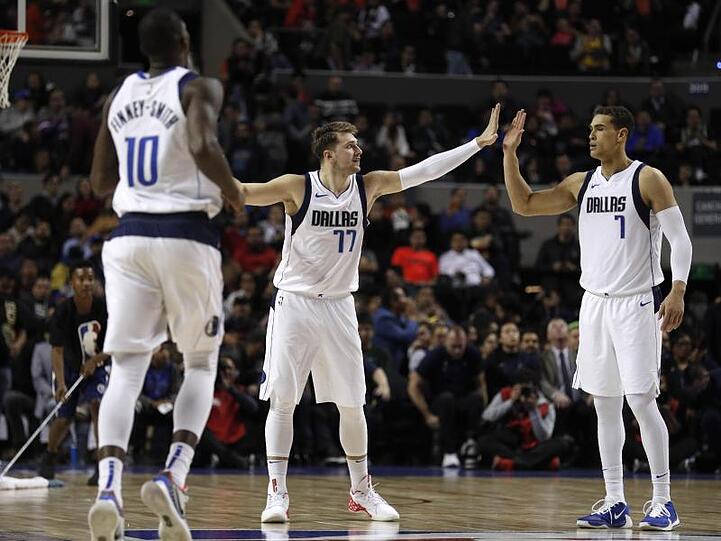 Luka Doncic (M.) stand bei den Dallas Mavericks mal wieder im Mittelpunkt.