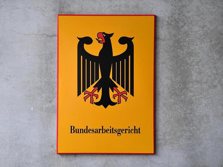 Das Bundesarbeitsgericht hat das im Berliner Neutralitätsgesetz verankerte pauschale Kopftuchverbot für Lehrerinnen für nicht rechtens erklärt.