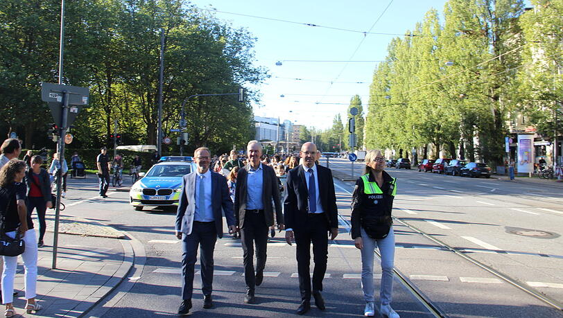 Vorneweg die drei Schulleiter - mit Polizeibegleitung. Vorneweg die drei Schulleiter - mit Polizeibegleitung.