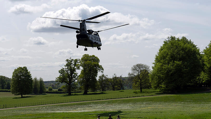 Aylesbury: Der ukrainische Präsident Selenskyj verlässt nach seinem Treffen mit dem britischen Premierminister Sunak das Landhaus des amtierenden britischen Premierministers in einem Hubschrauber.