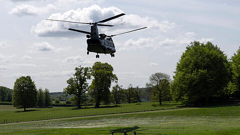 Aylesbury: Der ukrainische Präsident Selenskyj verlässt nach seinem Treffen mit dem britischen Premierminister Sunak das Landhaus des amtierenden britischen Premierministers in einem Hubschrauber.