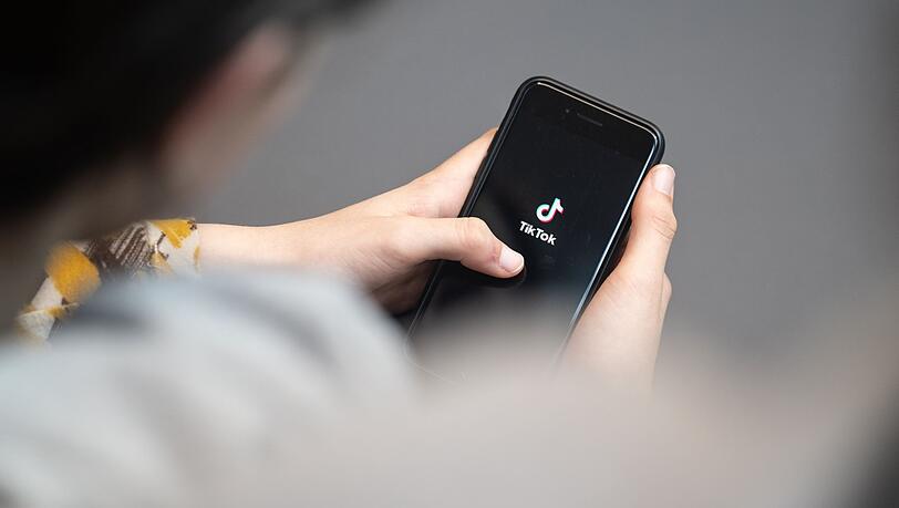 Bisher darf Bayerns Landeszentrale für politische Bildung nicht auf TikTok gegen FAke News vorgehen - das muss sich aber ändern, findet zumindest die CSU. (Symbolbild)