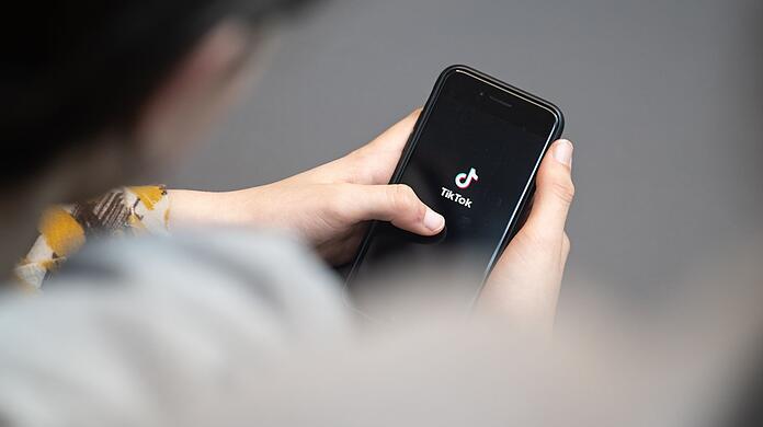 Bisher darf Bayerns Landeszentrale für politische Bildung nicht auf TikTok gegen FAke News vorgehen - das muss sich aber ändern, findet zumindest die CSU. (Symbolbild)