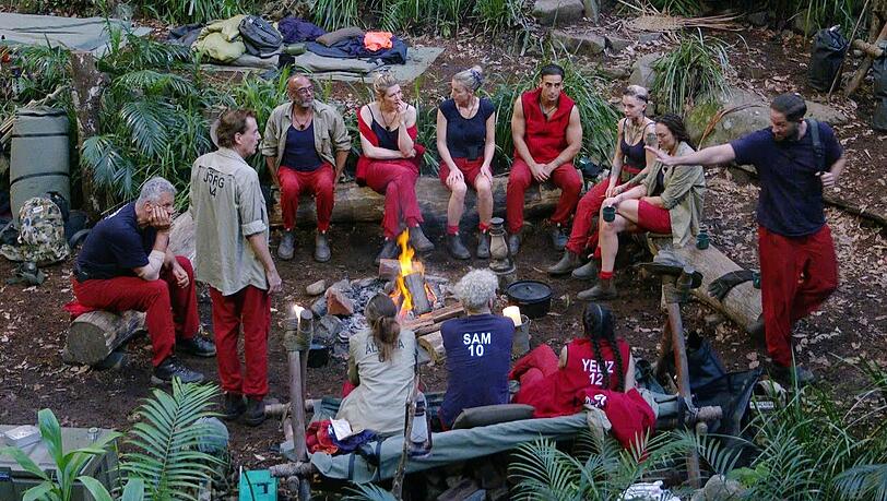 Im Dschungelcamp werden private Geschichten der Promi-Kandidaten geteilt.