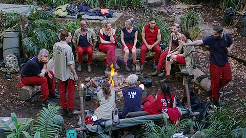 Im Dschungelcamp werden private Geschichten der Promi-Kandidaten geteilt.