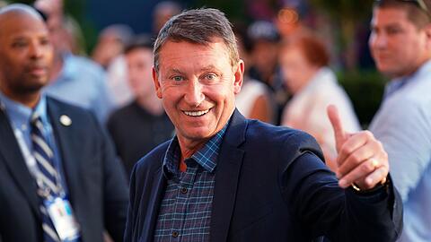 Kanadas Eishockey-Legende Wayne Gretzky drückt Alexander Owetschkin die Daumen.