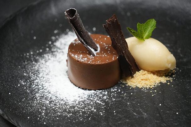 Fünfter Gang: Schokoladenmousse und Ingwer-Zimt-Sorbet