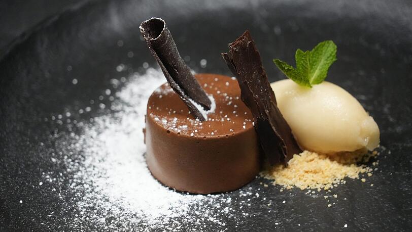 Fünfter Gang: Schokoladenmousse und Ingwer-Zimt-Sorbet Fünfter Gang: Schokoladenmousse und Ingwer-Zimt-Sorbet